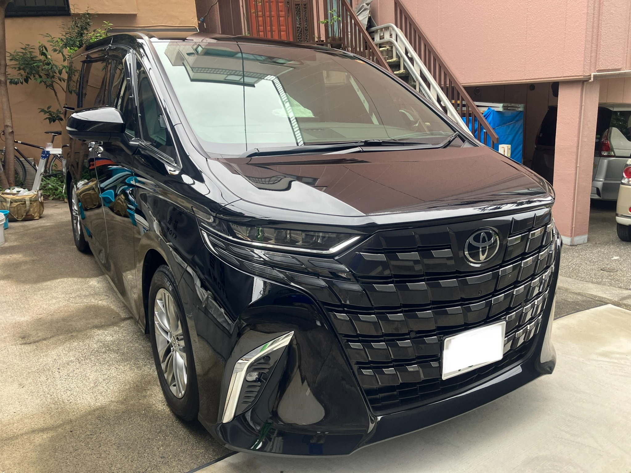 役員車として利用される黒いワンボックス車両の施工事例