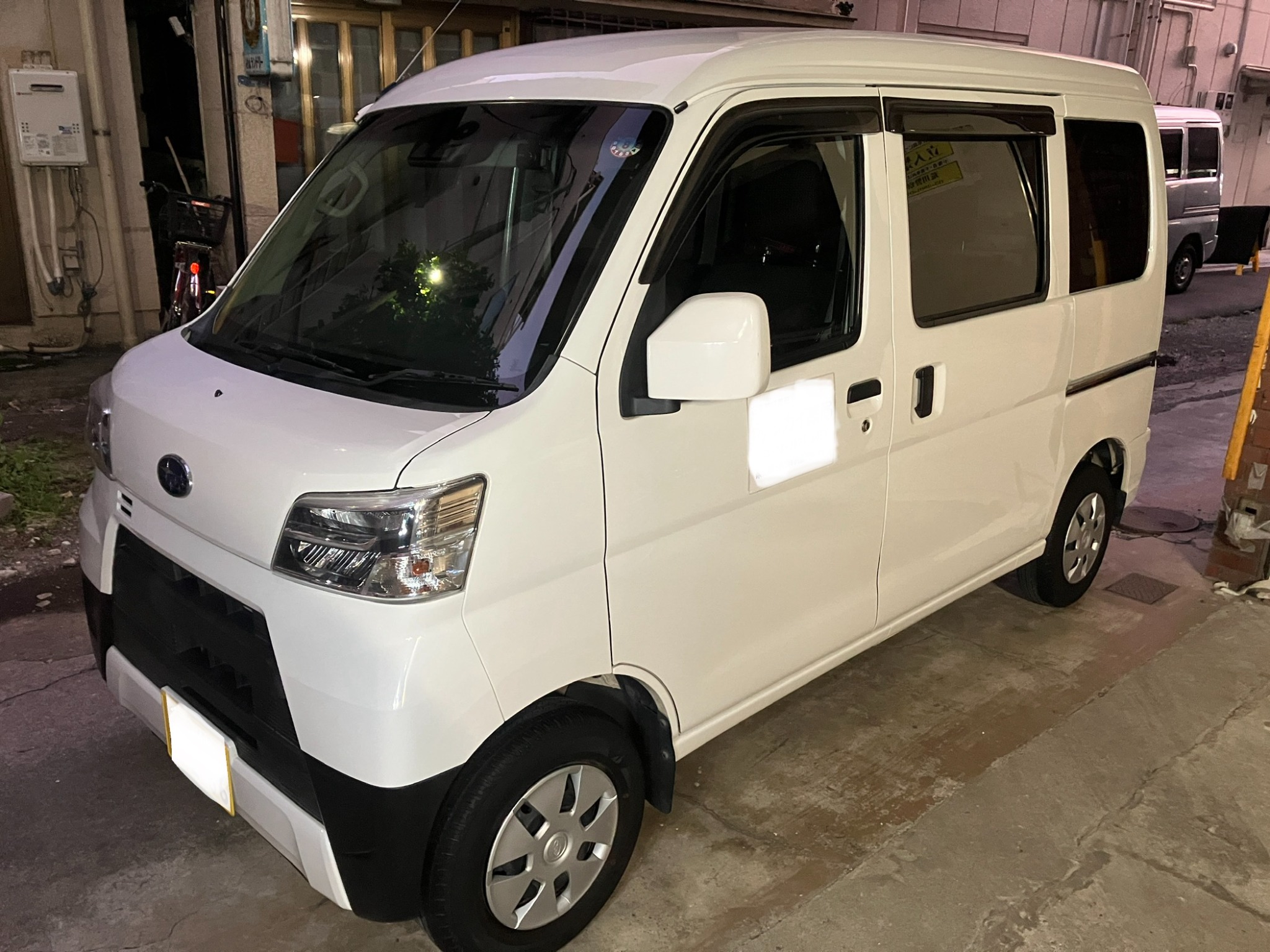 営業車として利用される黒いミニバンの施工事例
