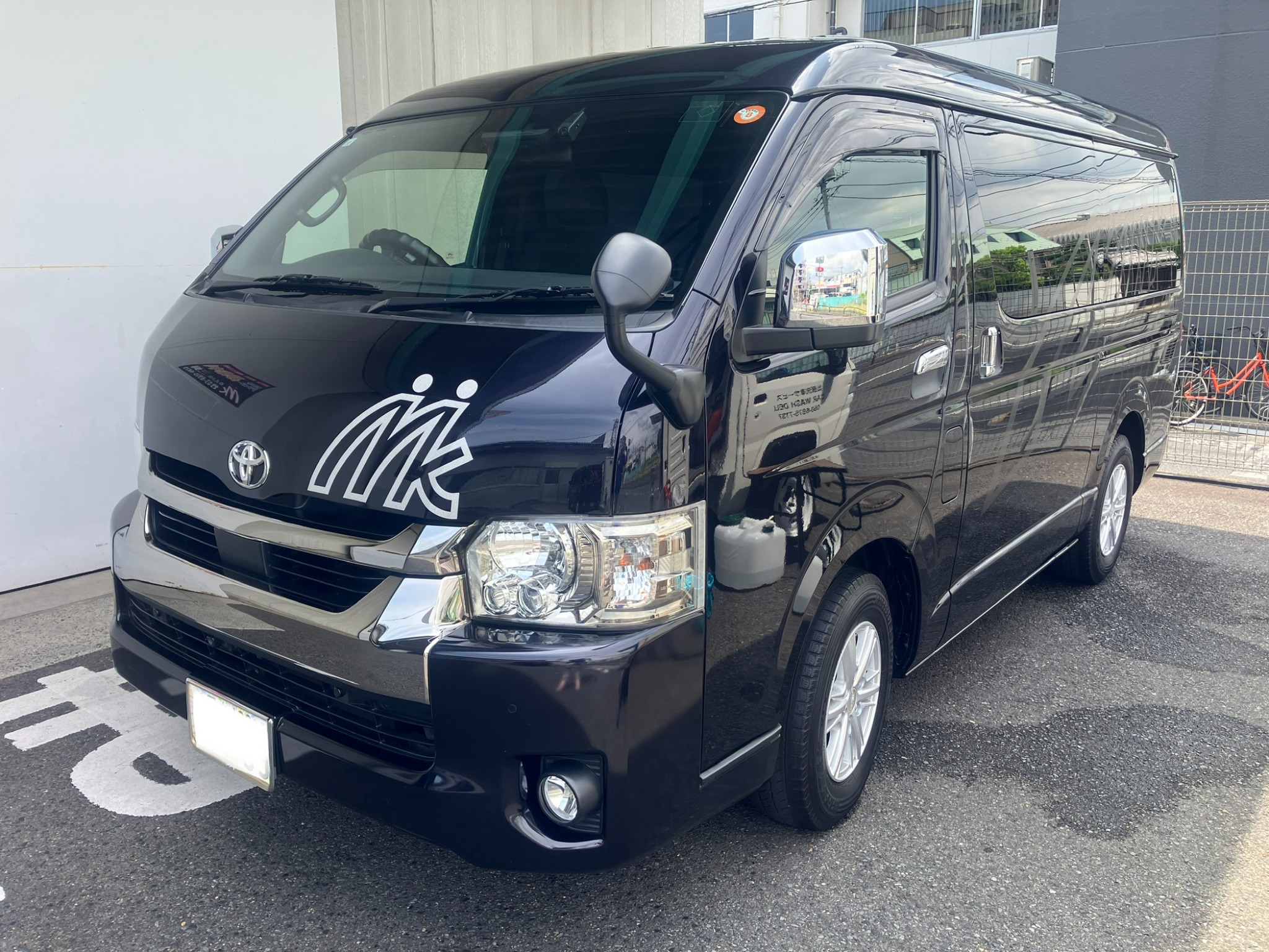 駐車環境に配慮して施工する黒いワンボックス車両の事例